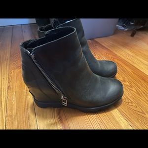 Size 5 Sorel wedge boots